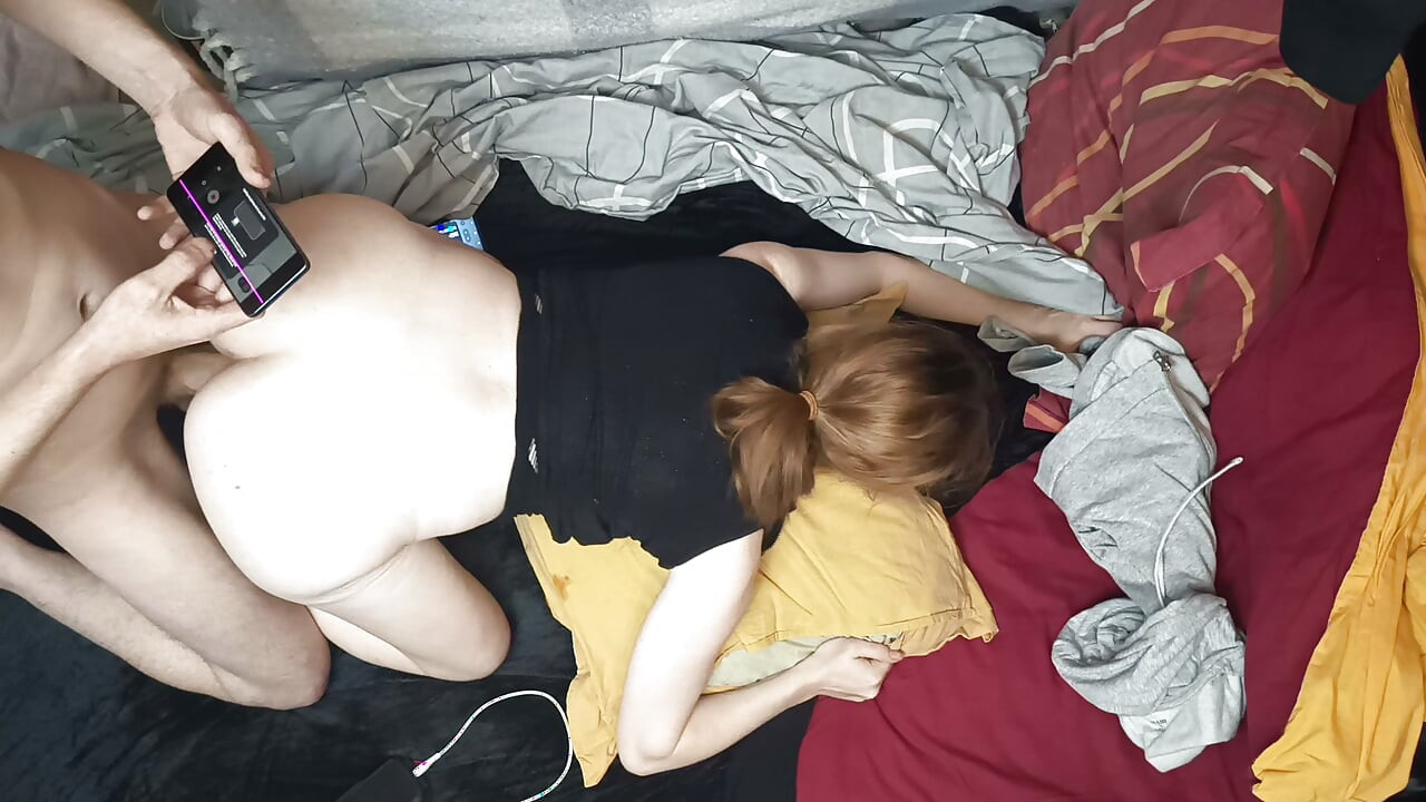 Erkek köleme takılı strapon dildo, sonunda beni sikiyor