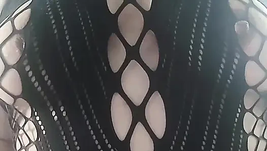 Sieh, wie ich mit mir spiele, mich für dich streichle.