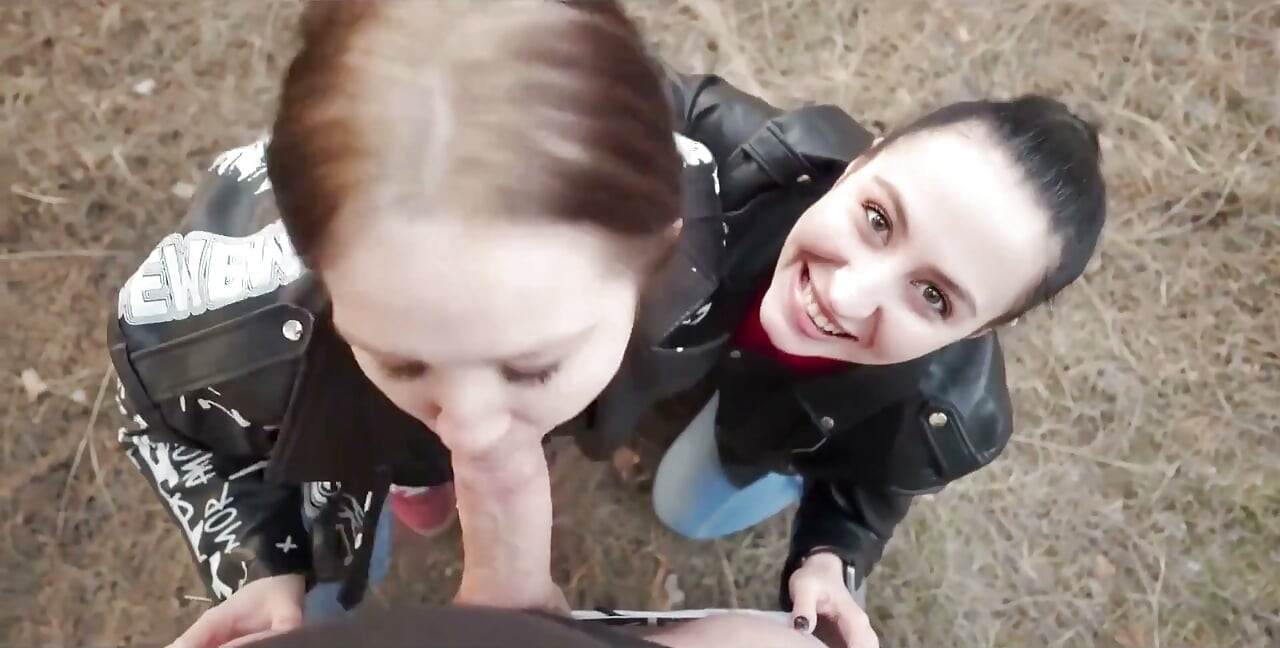 Две горячие телочки снимают на видео друг друга моим членом и принимают огромный камшот на лицо в качестве награды
