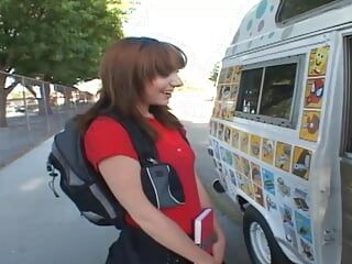 Animadora sexy follada por un vendedor de helados