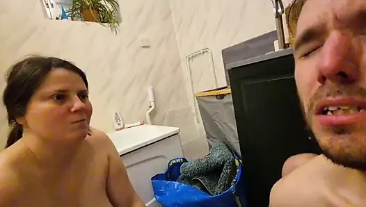 Подруга-милфа мастурбирует сквиртом