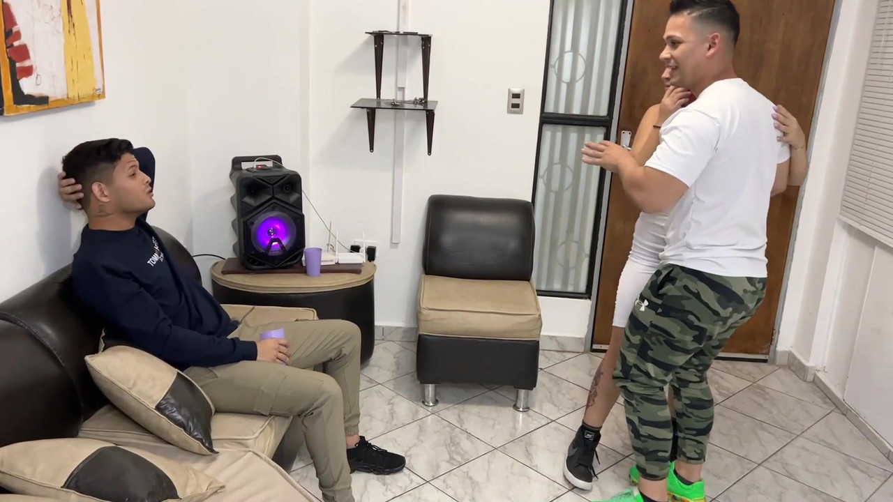 我喜欢我的好朋友在我身边休息时在我的绿帽老公旁边操我 - ntr netorare