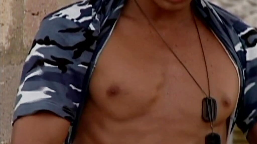 Eu sou um jovem soldado musculoso e eu masturbando meu enorme pau solo