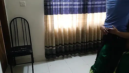 55 yaşındaki Endonezyalı seksi teyze bir adam onu siktiğinde telefonda konuşuyor ve çok boşalıyor