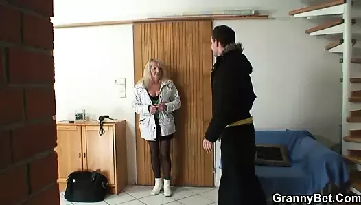 Tricky guy picks up mature blonde and fucks her
