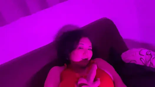 Помогаю замужней женщине мастурбировать с использованием дилдо