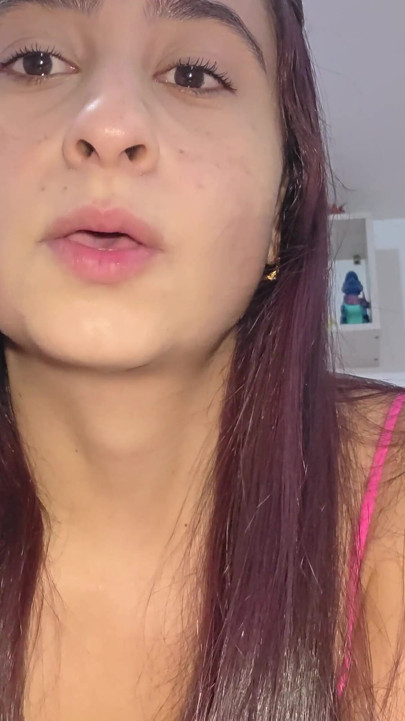 彼女はメイクを教えているけど、何かを隠している