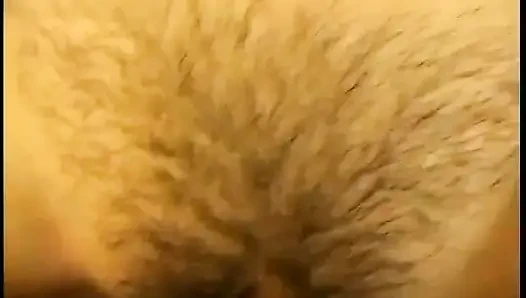 Pelacur muda rambut cokelat dengan memek berbulu dientot dan dicrot di pantat
