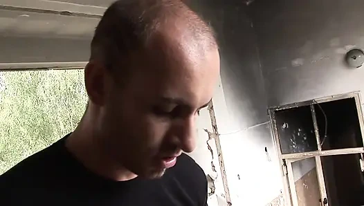 Грубый секс два хуя на улице для шлюховатой брюнетки: грубый трах с двойным проникновением в Праге