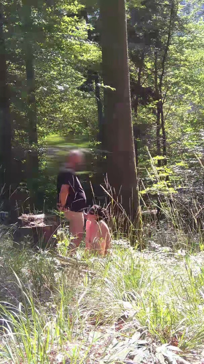 Esposa Exibicionista bebendo mijo e levando gozada no rosto na floresta | Clipe 1