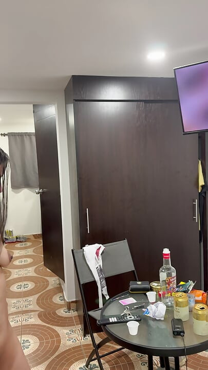 Jovem latina gostosa engasga-se com o BWC de um velho e recebe uma injeção de leite