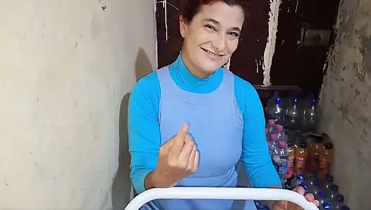 Сучка делает мне минет на складе перед уходом с работы