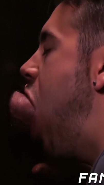 Yakışıklı üvey oğlu dicksucking baba at Gloryhole | Klip 1