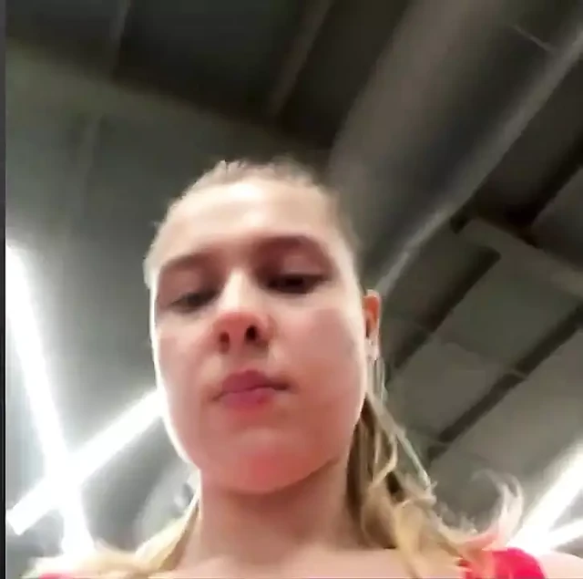 Sexy Girl Training in the Gym so Hot