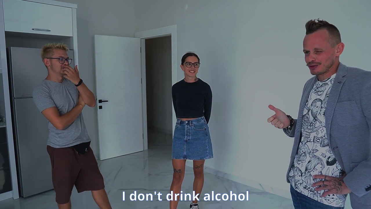 戴绿帽子的丈夫看着他的妻子从后面被操！