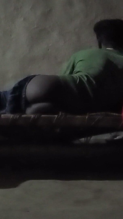 インドの赤ん坊と若い男の子は、簡単な朝のセックスをしています | クリップ 1