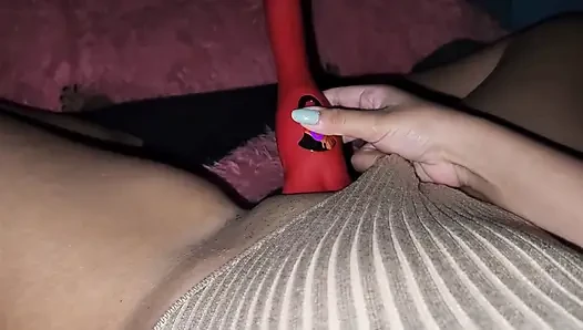 Mächtiges Spielzeug, das meine Muschi frisst, sie hat den Himmel erreicht und mir einen Orgasmus beschert