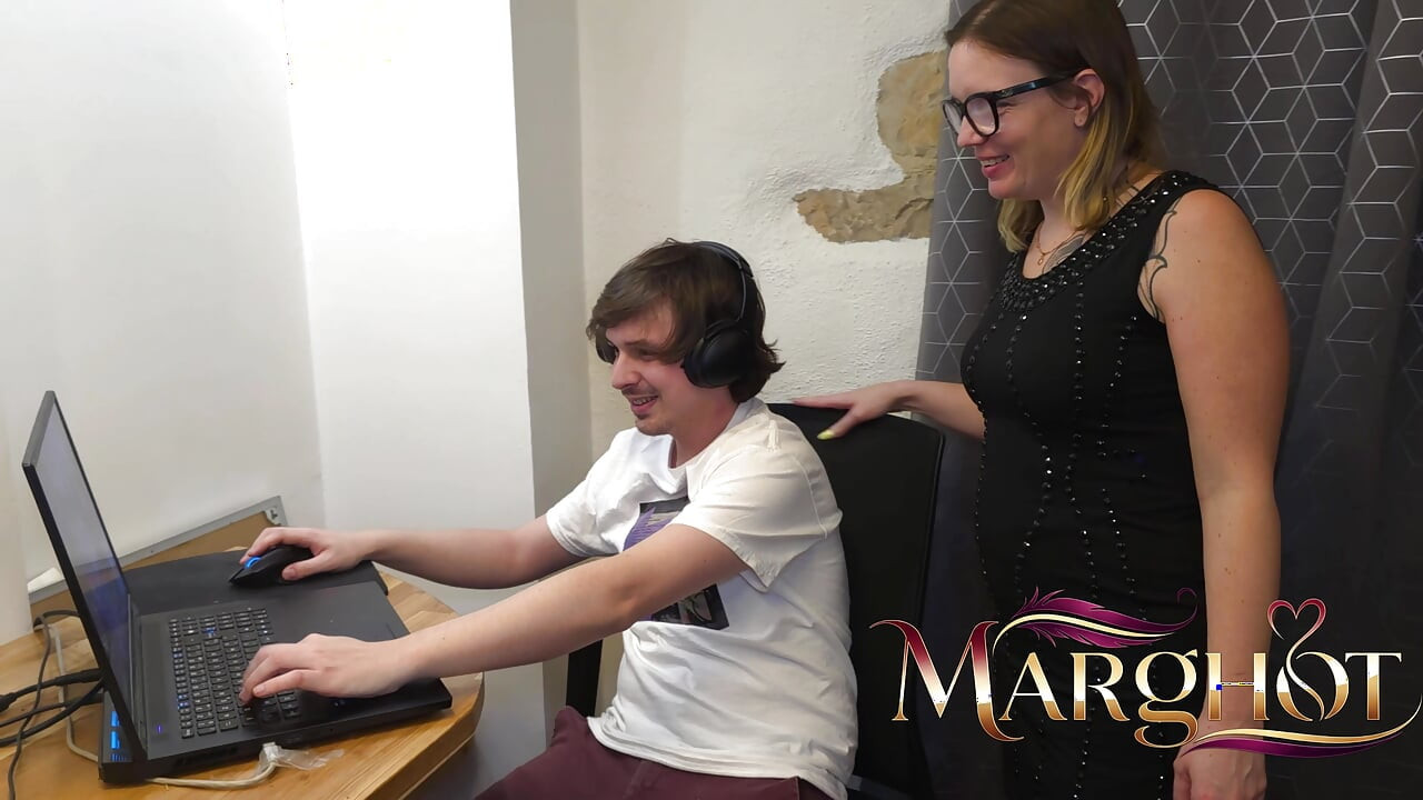 Konsoluyla çok meşgul, üvey oğlumdan götümü almasını istiyorum