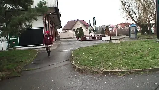 Wunderschöne geile brünette mit perfekten titten bekommt einen schönen harten schwanz in ihre enge nasse muschi gestoßen