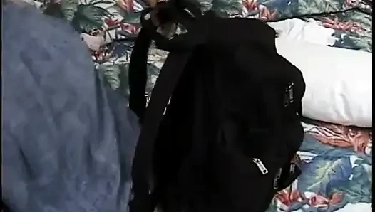 Lüks sarışın karnında uzanmış uzun siyah yarağı içine alıyor