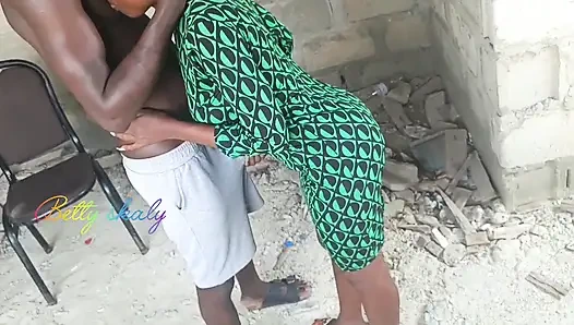 Застенчивая девушка наслаждается своими видами, а затем конец