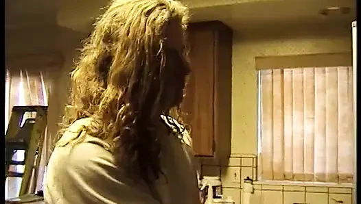 Sexy blondes küken bekommt eine heiße gesichtsbesamung, nachdem sie zwei harte schwänze genommen hat