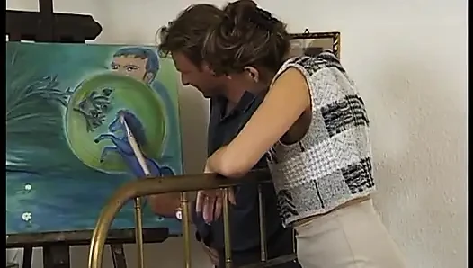 Cewek mungil dewasa dengan toket kecil dicrot sperma setelah dientot habis-habisan sama kontol besar pria ini di ranjang