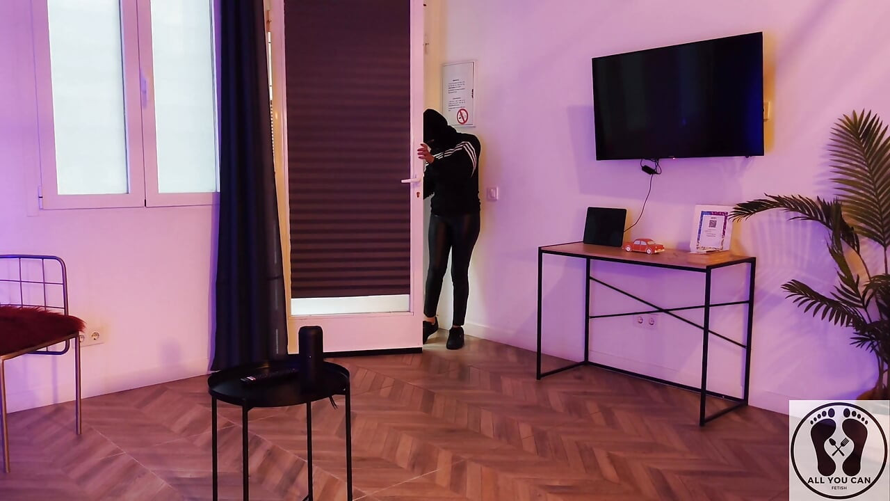 4K Stranger Ana Spears Breaks Into the House