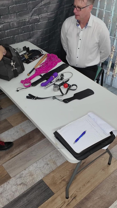 Sargent Izar face o percheziție pe suspect bule de latex | Clipul 1