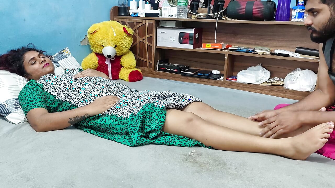 Vợ Malayali mát-xa chân bởi chồng