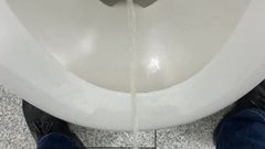 Punto di vista - video di pipì in bagno