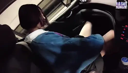 Wet-mark wandert, während sie eine schimmernde freche spur hinterlässt, wo sie sich entblößt 1/3