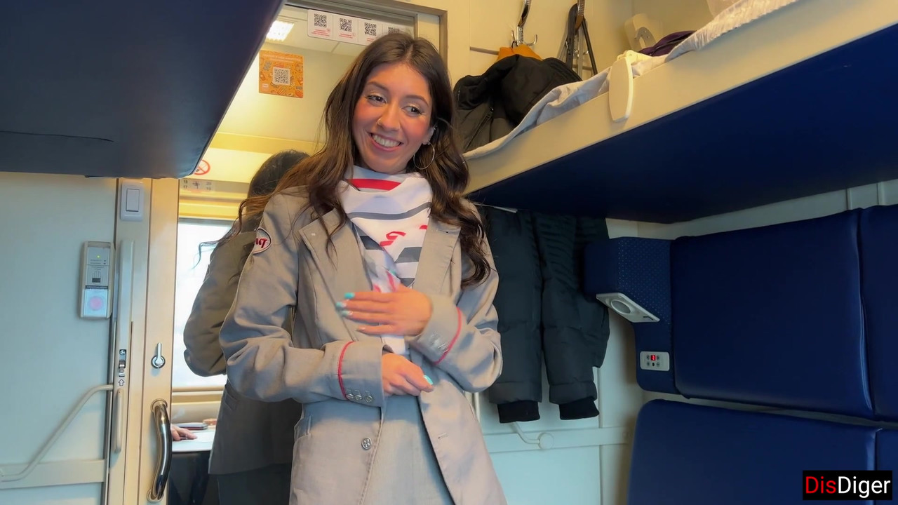 列车长发现乘客撸管，但没有感到困惑，而是跳在他的鸡巴上