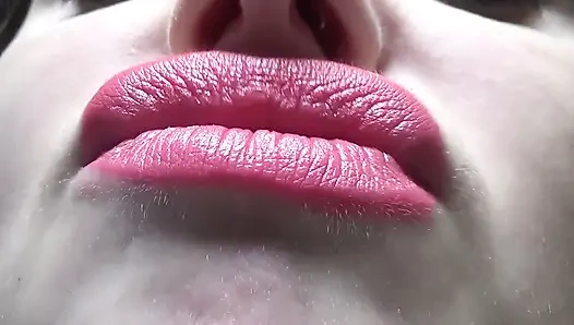 Ciuman dan bebek wajah dengan bibir merah muda besar