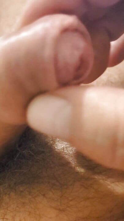 מאוננת את הזין הלא חתוך שלי