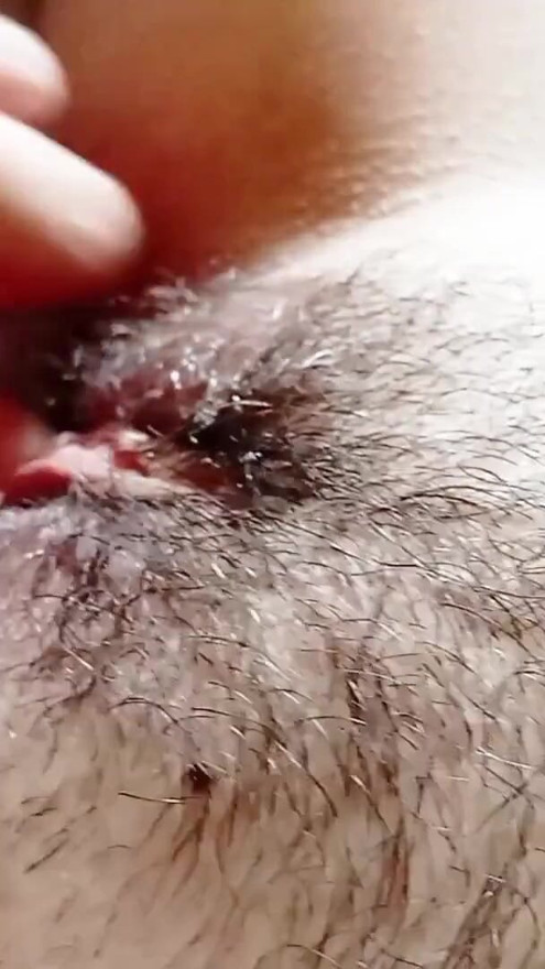 POV: Mi marido explora mi coño peludo, lamiendo y besando hasta llevarme a un delicioso Orgasmo Real | Clip 1