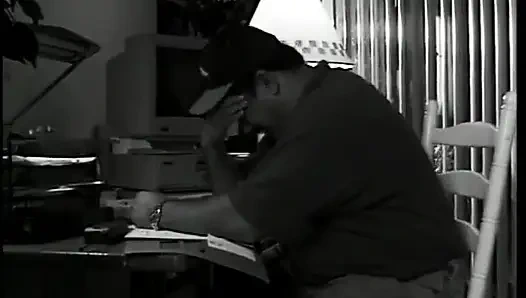 Шлюшка раздвигает ноги и мастурбирует для аудитора