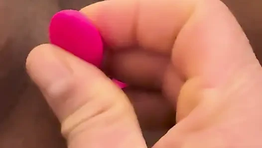 Азиатская жена играет со своим мужем