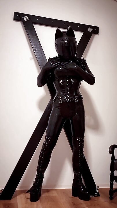 Rubberdoll caresse et exhibe le corps d’une combinaison en latex noir