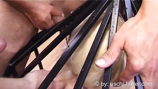 Blowbang mit MILF Michelle mit verbundenen augen, der in einem Käfig eingesperrt ist