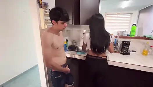 Tesisatçımla yattım, çok güzeldi ve sütünü ondan aldım