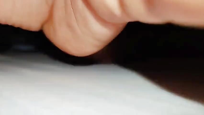 Rondborstige teef weet hoe ze haar stiefbroer moet vermaken