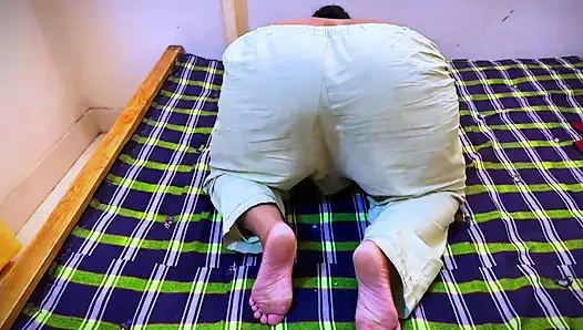 Девушка-коллаж начинает живое шоу в хостеле, когда она была возбуждена