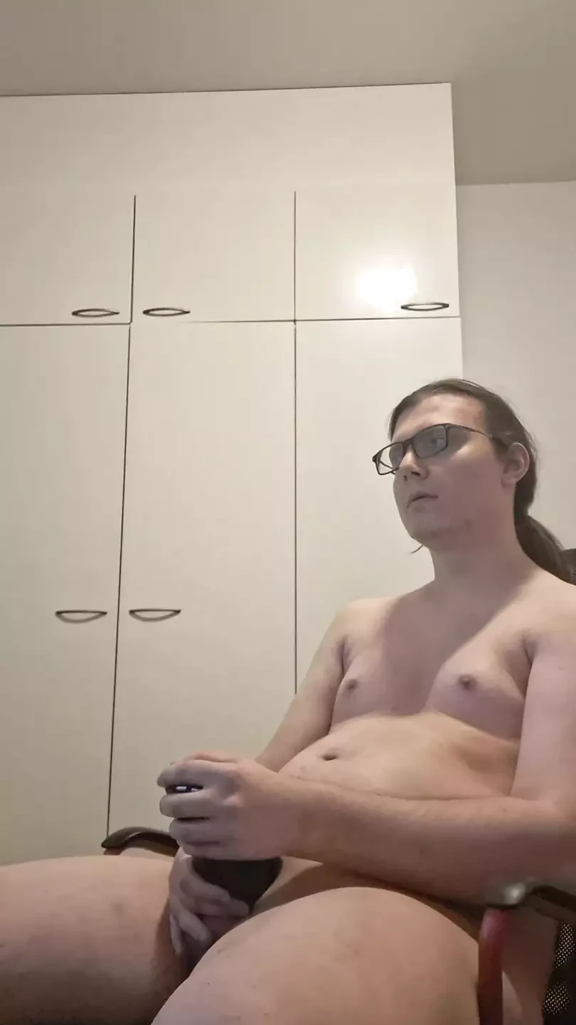Napalony młody chłopak masturbuje się zadowoleniem