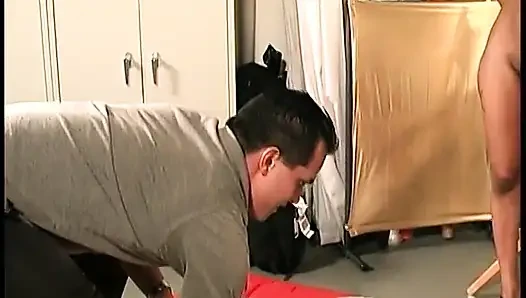 Gadis kulit hitam goyangin pantat montoknya dan memek beceknya dientot kontol ngaceng cowok