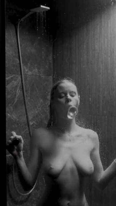 Steamy Shower Solo Scene (Dildo & POV) - Πραγματική ερασιτεχνική ασπρόμαυρη καλλιτεχνική ταινία | Κλιπ 1