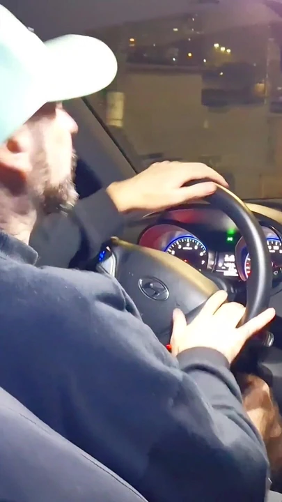 Momento épico de "La mujer casada muestra su culo al conductor de la aplicación y terminan teniendo sexo dentro del auto"