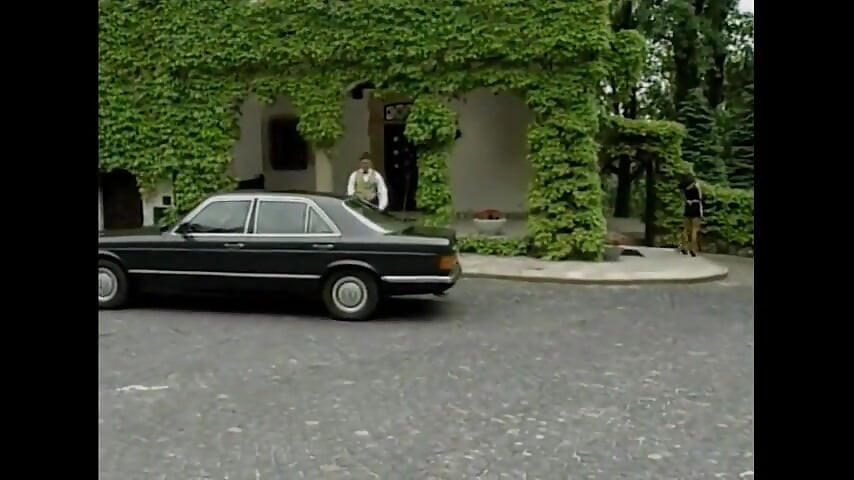 ברגע שהוא מגיע, האורח דואג לעוזרת הבית היפה. . .