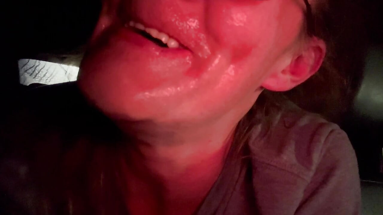 אישה מזדיינת ומוצצת מושב אחורי עם פרצוף