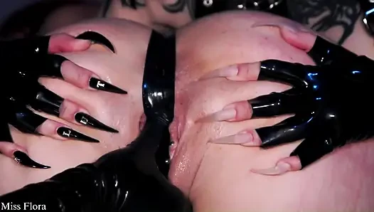 Lezbiyen lateks çizme ve ayak ibadeti ve elle şaplak - nova ve sofi ile kadın egemenliği üçlü grup seks